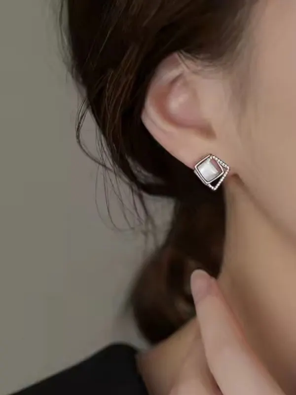 925 Ayar Gümüş Kristal Taşlı Geometrik Kare Küpe