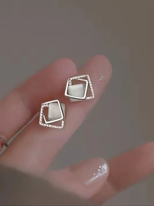 925 Ayar Gümüş Kristal Taşlı Geometrik Kare Küpe