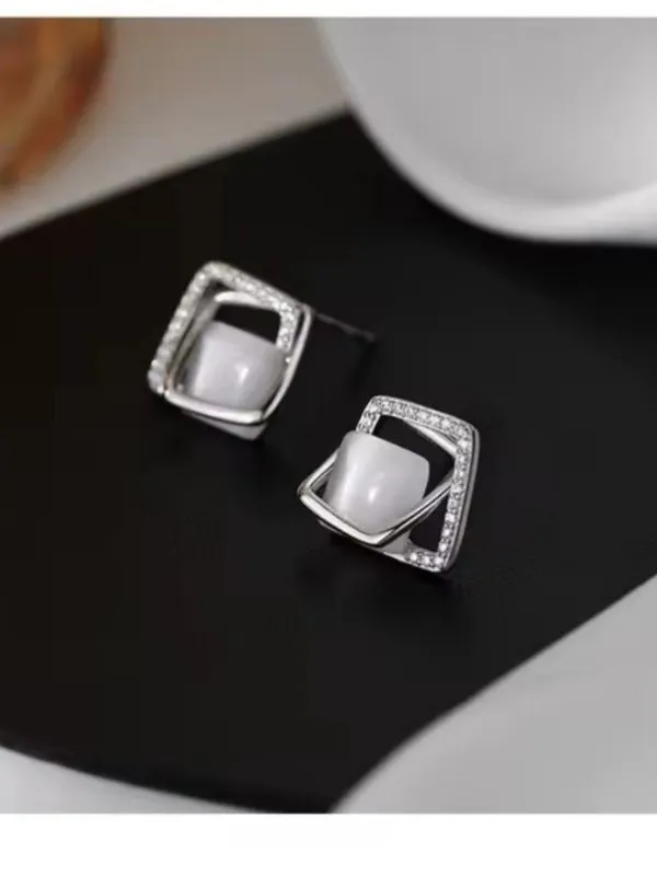 925 Ayar Gümüş Kristal Taşlı Geometrik Kare Küpe