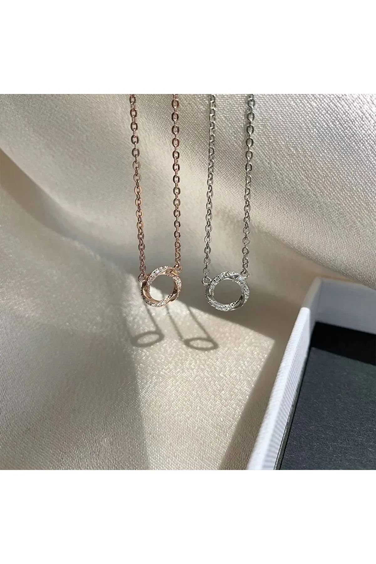 925 Ayar Zirkon Taşlarla Süslenmiş Geometrik Gümüş Kolye
