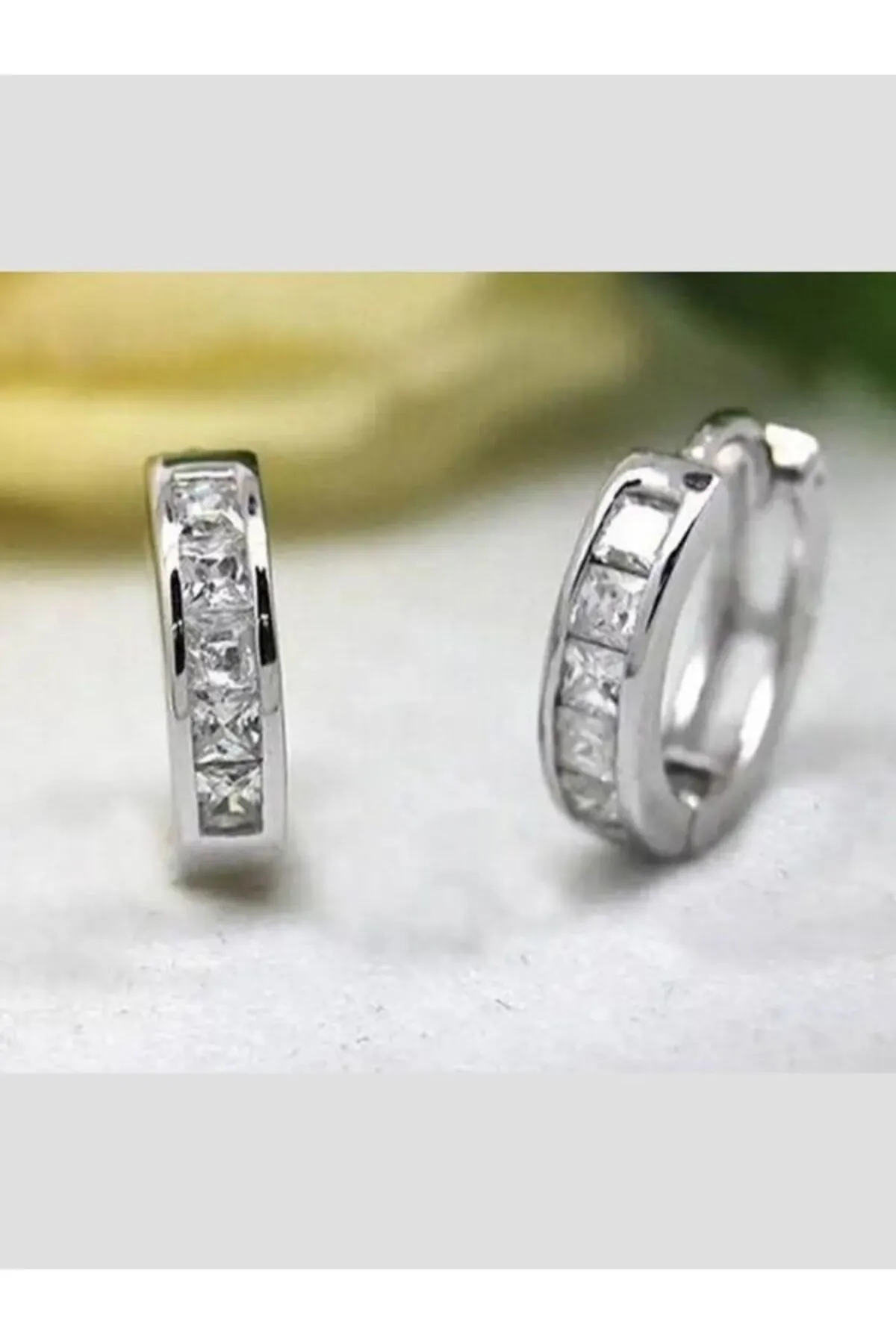 925 Ayar Gümüş Zirkon Taşlarla Süslenmiş Halka Küpe (12MM)
